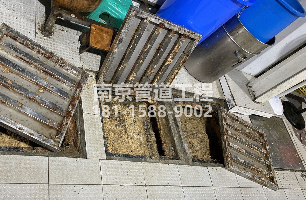 278仙鹤门城管中队食堂隔油池清理